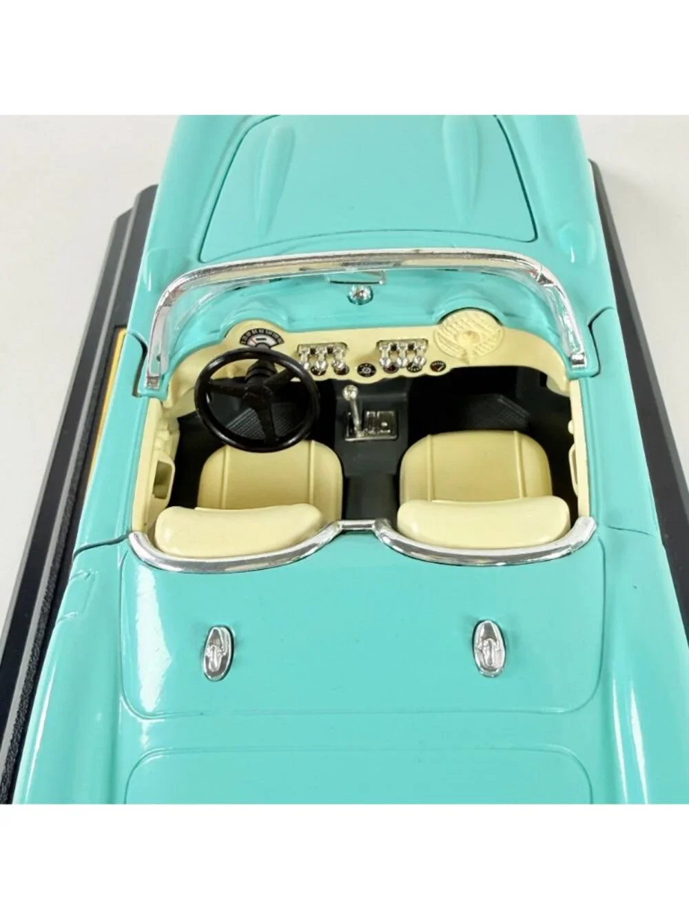 Burago Chevrolet Corvette 1957 1:18 Diecast Model Car Special Collection Mint Bo